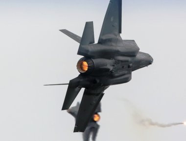 Το F-35 στην πρώτη επίσημη παρουσία του στο Le Bourget: Επίδειξη ελιγμών για κλειστές αερομαχίες (βίντεο)